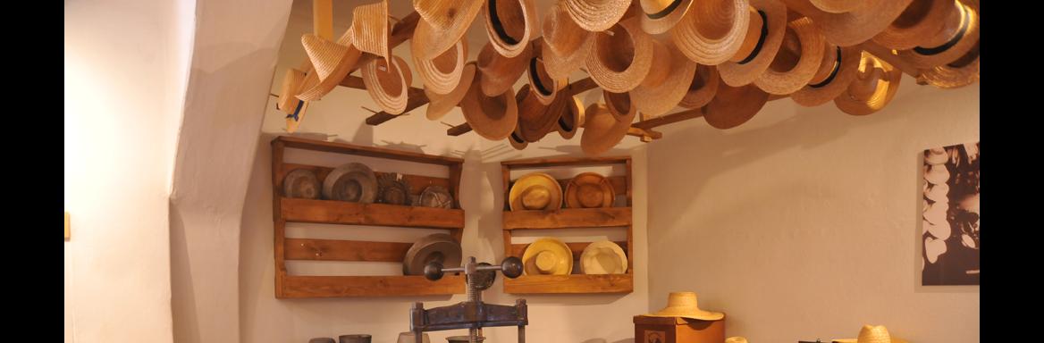 Delavnica za prikaz izdelovanja slamnikov v Slamnikarskem muzeju v Domžalah. Foto: A. Jerin, 2023