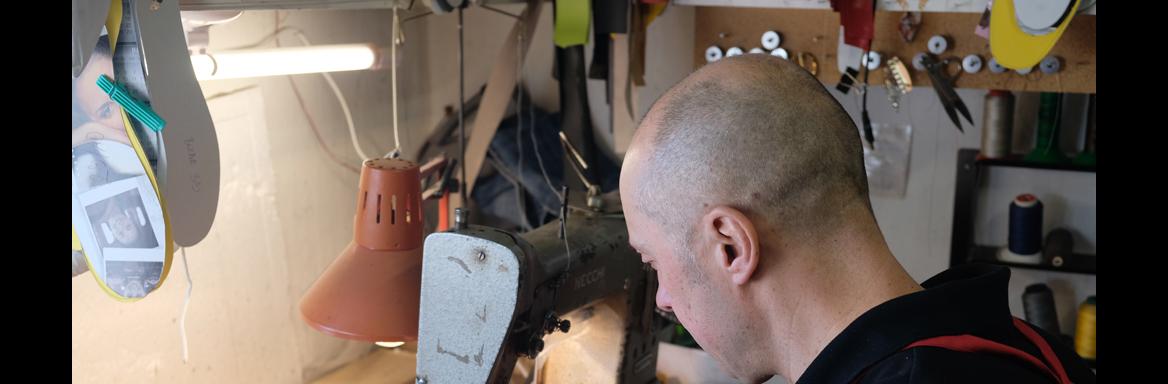 Primož Štajnar pri izdelovanju škornja. Foto: A. Jerin, 2023 