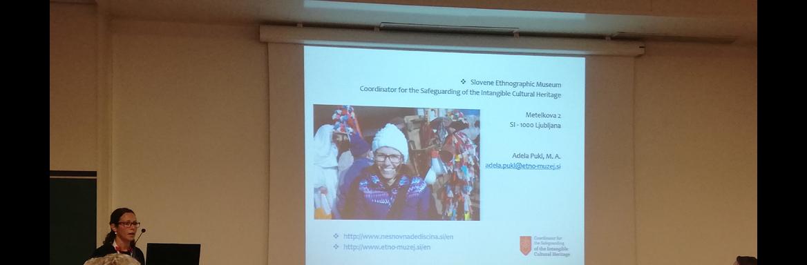 Adela Pukl med predavanjem. Foto: K. Sekirnik, 2019