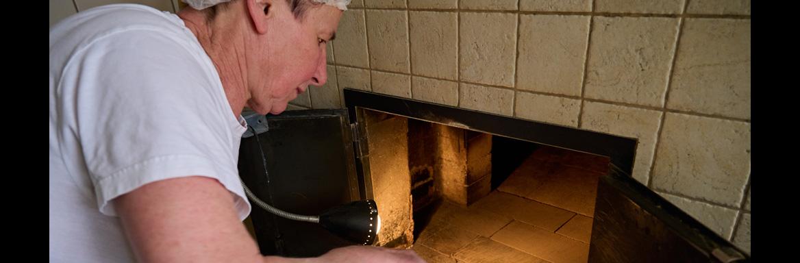 Priprava koroškega rženega kruha. Foto: T. Jeseničnik, 2021 