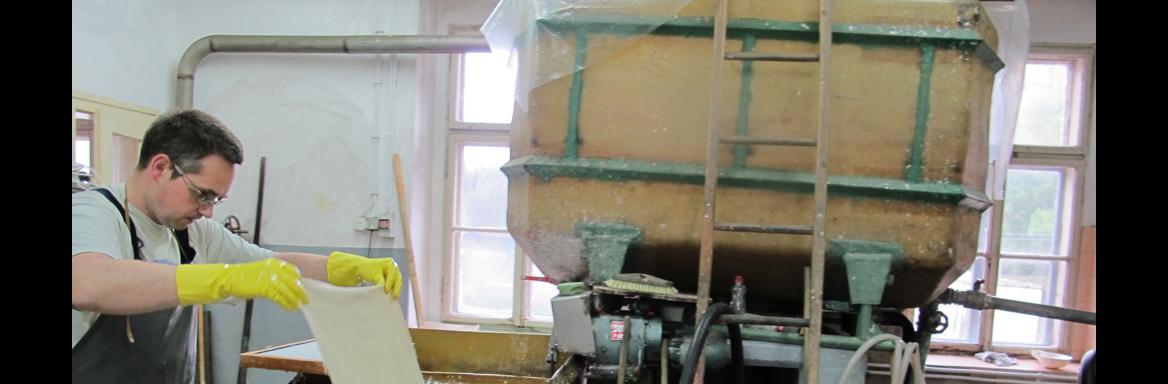 Ročno izdelovanje papirja. Foto: M. Vasle Cejan, 2014. 