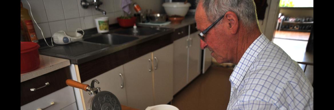 Peka velikonočnih oblatov. Foto: A. Jerin, 2015