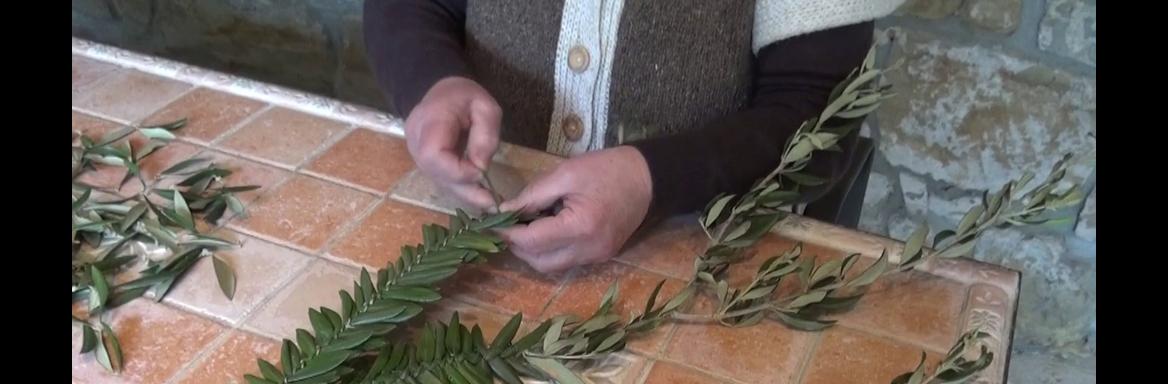 Izdelovanje oljčnih palm. Foto: V. Kovač, 2015