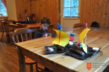 Na delavnici izdelovanja gregorčkov v planinskem domu v Kamniški Bistrici. Foto: A. Jerin, 2017. 