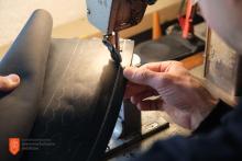 Primož Štajnar pri izdelovanju škornja. Foto: A. Jerin, 2023 