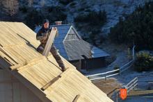 Bojan koželj med prekrivanjem strehe pastirske koče na Veliki planini. Foto: M. Povše, 2011. 