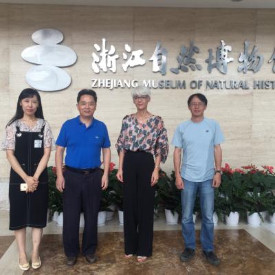 Dr. Tanja Roženbergar na srečanju z vodstvom Zhejiang Museum of Natural History. 
