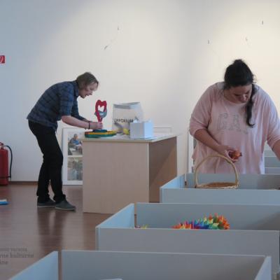 Postavljanje razstave. Foto: J. Rus, 2017. 