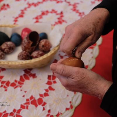 Izdelovanje suhorskih pirhov. Foto: A. Jerin, 2022 