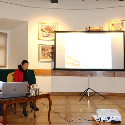 Utrinek s predavanja o nesnovni kulturni dediščini. Foto: Posavski muzej Brežice, 2021 